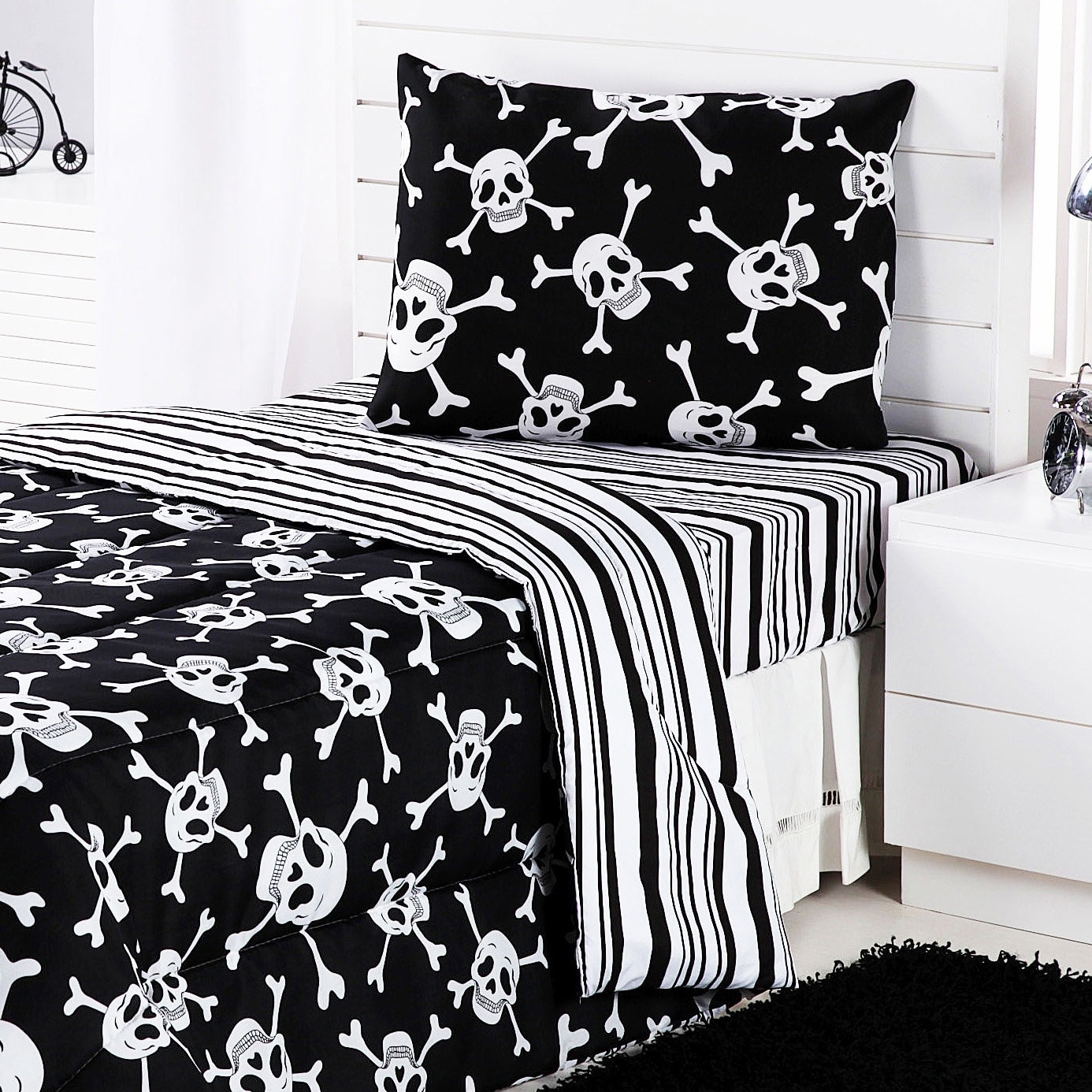 Jogo de cama de solteiro Caveira Preto e Branco, de microfibra, composto por lençol de elástico e uma fronha, à venda na Mobly (www.mobly.com.br). A medida do lençol é 130 cm x 230 cm. R$ 35,99. Preço pesquisado em agosto de 2015 e sujeito a alterações - Divulgação