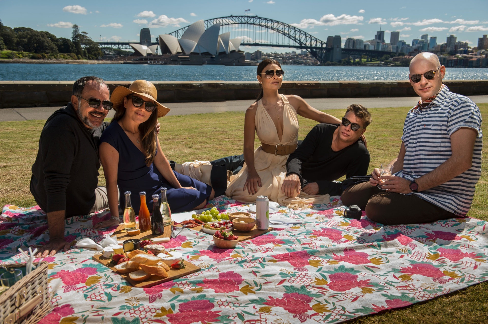 A equipe grava cenas de "Totalmente Demais" durante 11 dias na Austrália. Na trama, Juliana Paes é Carolina - dona de uma revista de moda. Ela vai à Austrália para produzir um editorial para divulgar a nova linha de maquiagem à prova d?água de uma marca de cosméticos - Globo/Divulgação