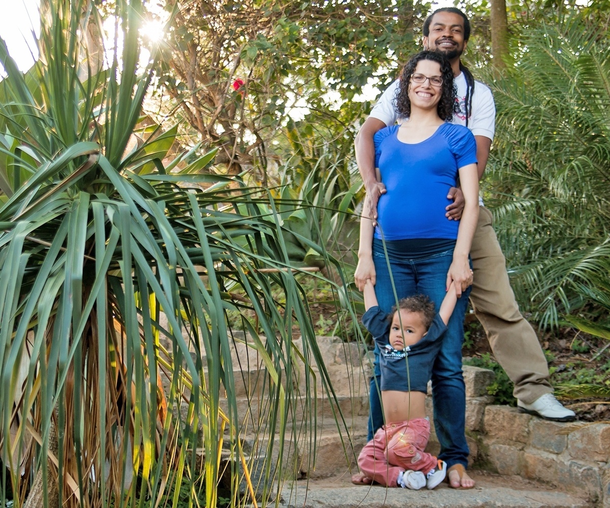 Denise é mãe de segunda viagem e, atualmente, está com 38 semanas de gestação. Na primeira gravidez, cedeu à curiosidade do marido e descobriu o sexo do bebê antes do parto. Agora, com o apoio dele, fará diferente. "Quantas vezes podemos escolher uma surpresa boa na vida? E essa expectativa está sendo muito gostosa", diz - Camila Gigli - Fotografando Emoções