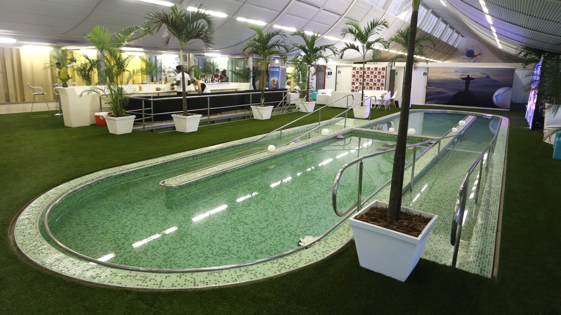 As piscinas eram usadas para a fisioterapia e reabilitação de pacientes do hospital, mas foram decoradas para receber os artistas, com velas e flores-de-lótus. - Marco Teixeira/UOL