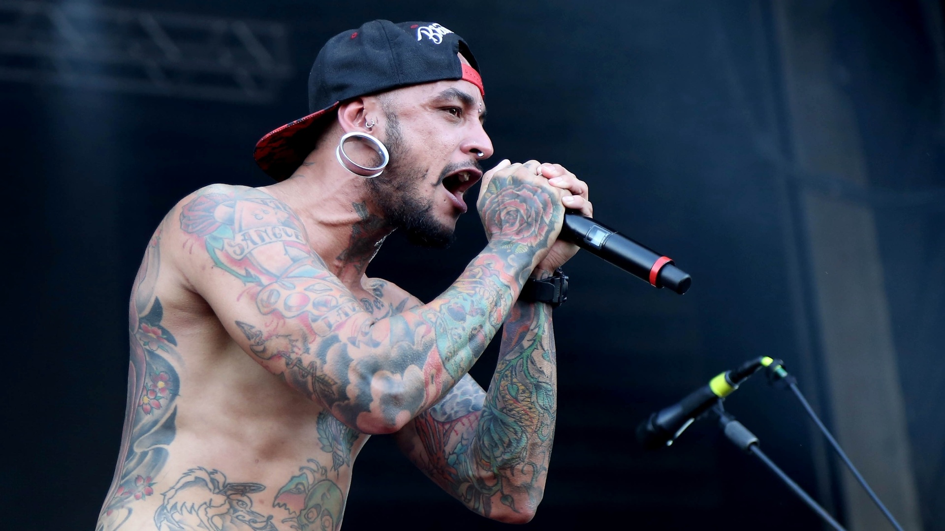 24.set.2015 - A banda de deathcore John Wayne subiu ao palco Sunset do Rock in Rio nesta quinta-feira com sol a pino e o som no último volum - Marco Antonio Teixeira/UOL