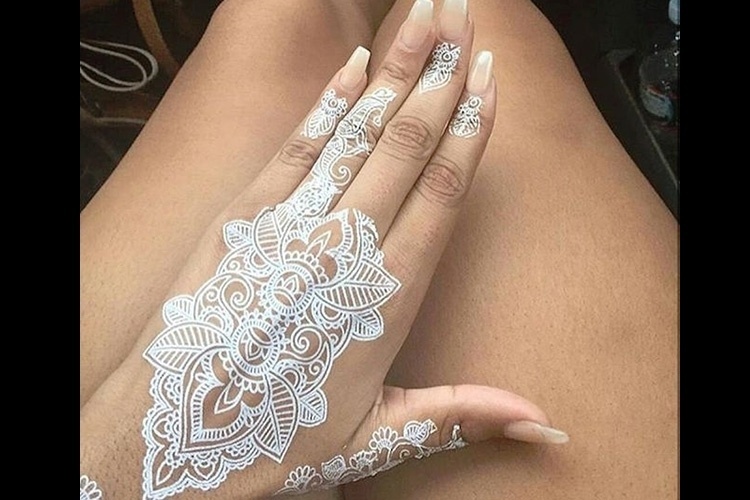 Tatuagem branca - Reprodução/Instagram @crown_mermaid