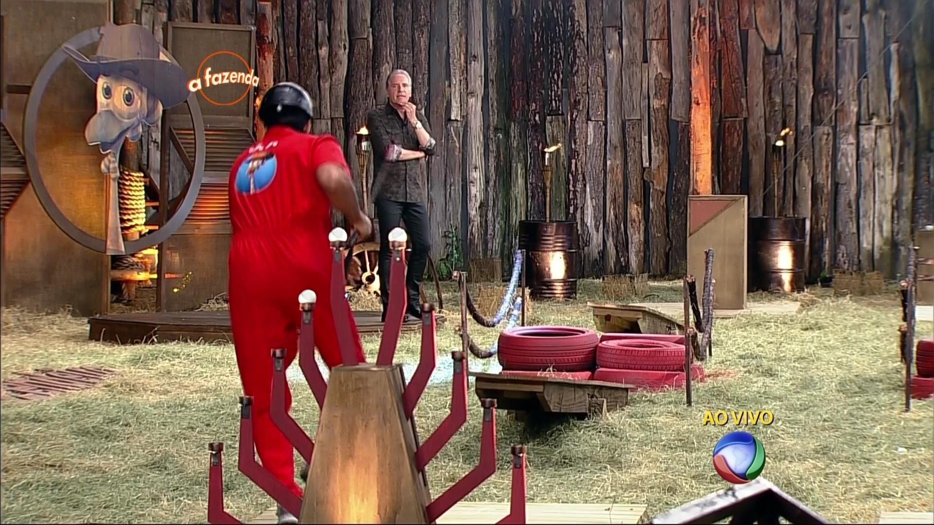 4.nov.2015 - Na prova do fazendeiro desta quarta-feira (4), os peões tinham de transportar dez bolinhas utilizando uma ferramenta - Reprodução/Record