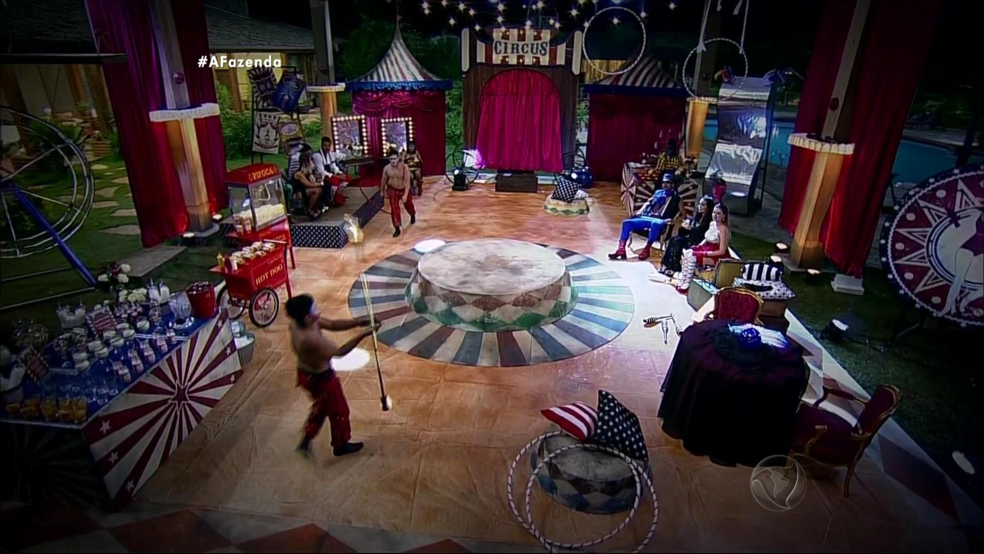 6.nov.2015 - Uma dupla de artistas circenses se apresentou para os peões - Reprodução/Record