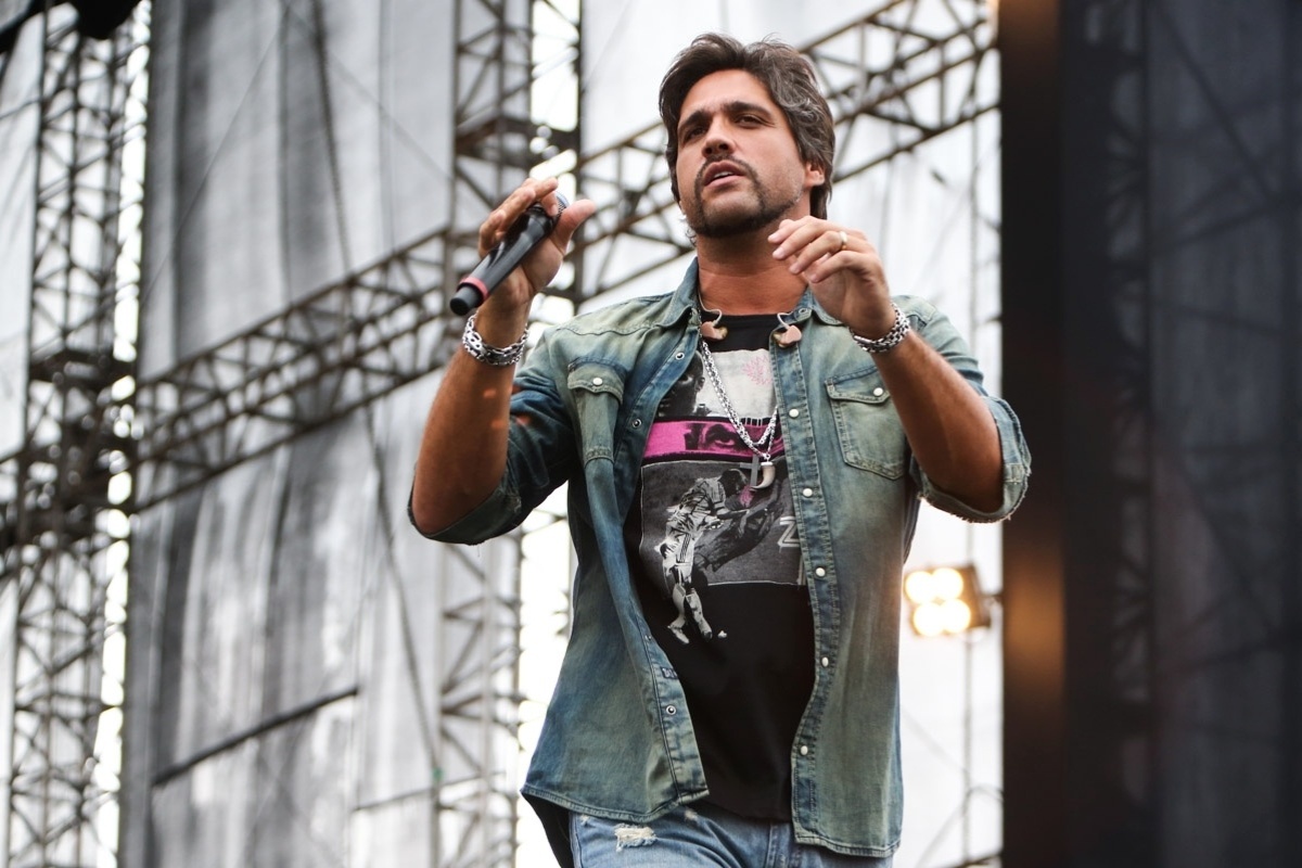 29.nov.2015 - A dupla Victor & Léo abriu o palco Pop no segundo dia de Brahma Valley. O show da dupla contou com participação Lucas Silveira, da banda Fresno, cantando "Vamos Fugir" e "Knockin" On Heaven's Door" - Manuela Scarpa e Rafael Cusato/Brazil News