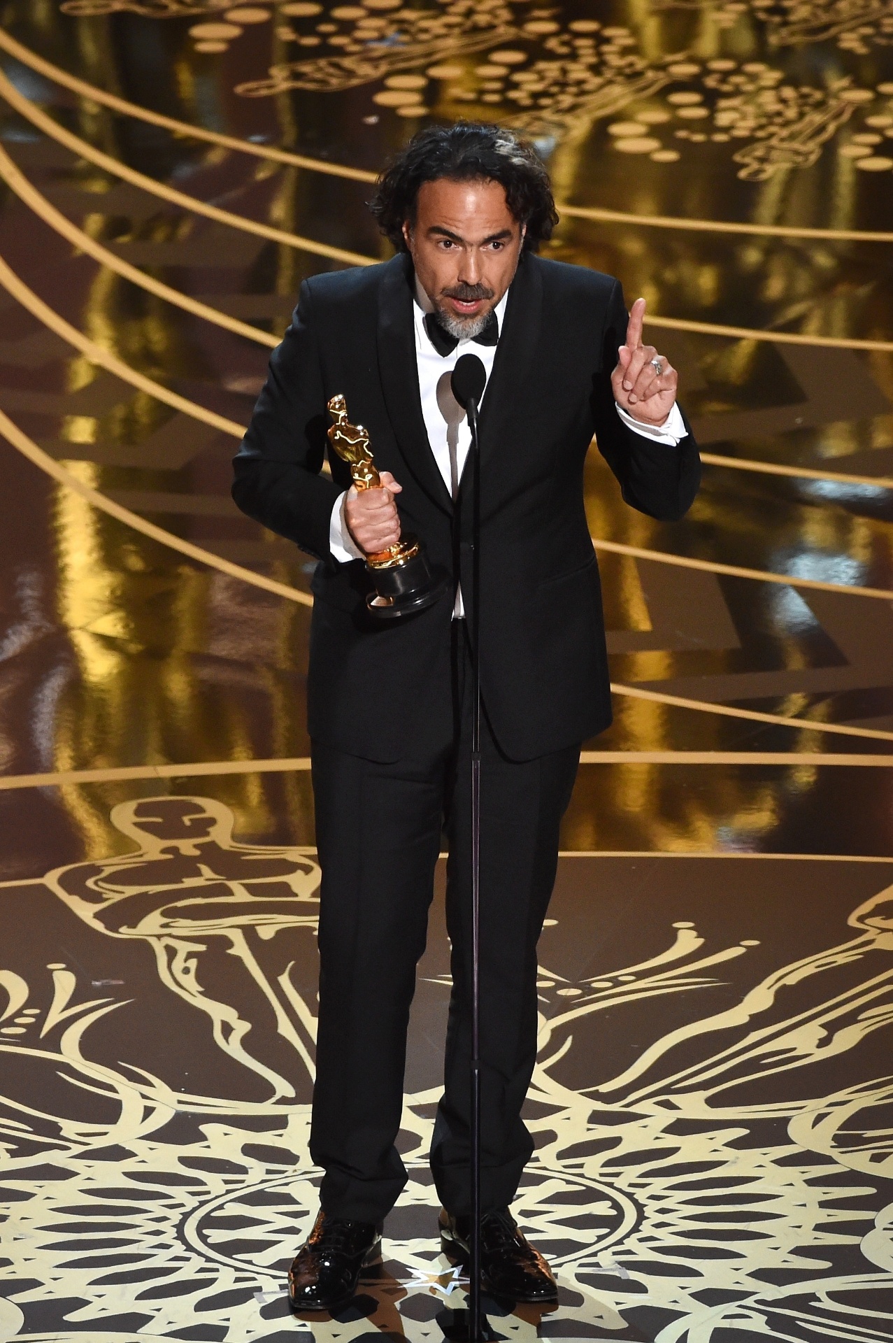 28.fev.2016 - Alejandro Iñarritu agradece o prêmio de melhor direção no Oscar 2016 - Kevin Winter/Getty Images