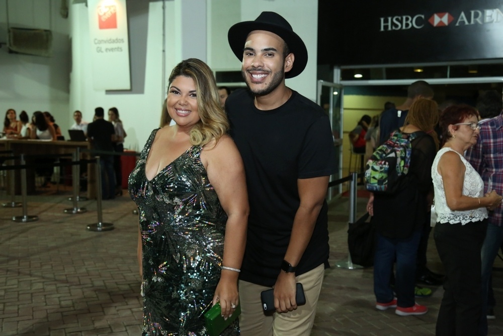 08.mar.2016 - Fabiana Karla ao encontrar Bruno Rocha, o Hugo Gloss, eles tiraram selfies na entrada do espaço. Lionel Richie se apresentou na noite dessa terça-feira em uma casa de show na Barra da Tijuca, no Rio de Janeiro - Roberto Filho/Brazil News