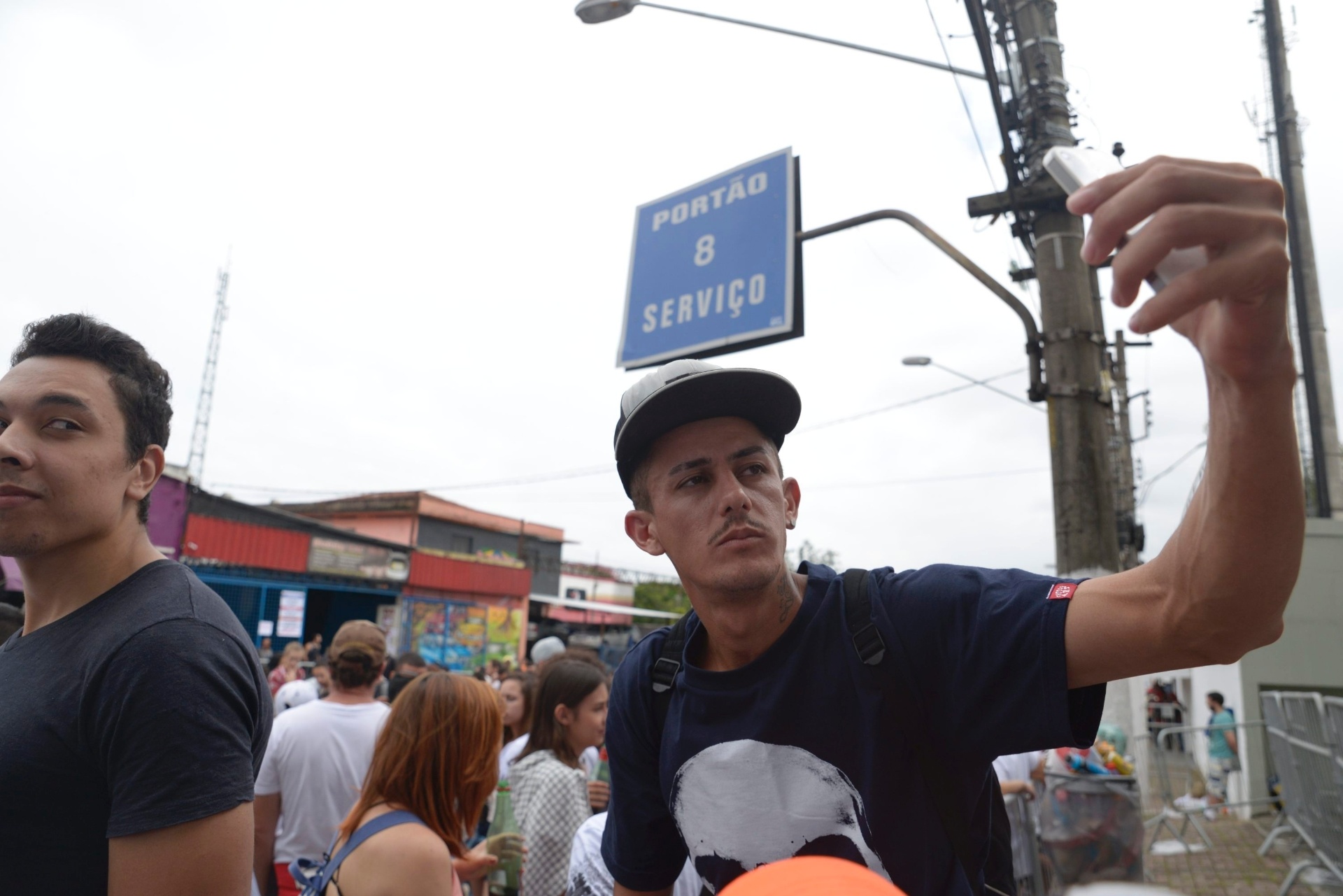 12.mar.2016 - Público aguarda na fila a abertura dos portões para o primeiro dia do Lollapalooza Brasil 2016 - Rafael Roncato/UOL