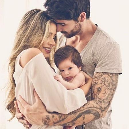  Ex-BBBs Adriana Sant"Anna e Rodrigão com o filho - Reprodução/Instagram