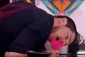 Loreto se diverte na "Máquina do Orgasmo" durante o "Amor e Sexo" - Reprodução/TV Globo - Reprodução/TV Globo