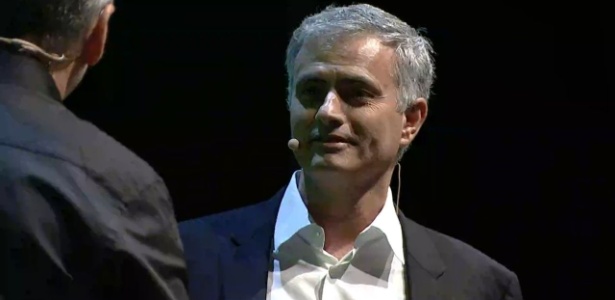 O técnico português José Mourinho, do Manchester United, foi convidado da EA para apresentar a participação dos treinadores no próximo "FIFA" - Reprodução