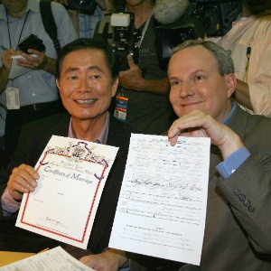 O ator George Takei, que interpretou Hikaru Sulu na série "Star Trek", posa com certificado de casamento ao lado de Brad Altman, seu namorado há mais de 20 anos, após a legalização do casamento gay na Califórnia, em 2008 - Valerie Macon/AFP - Valerie Macon/AFP