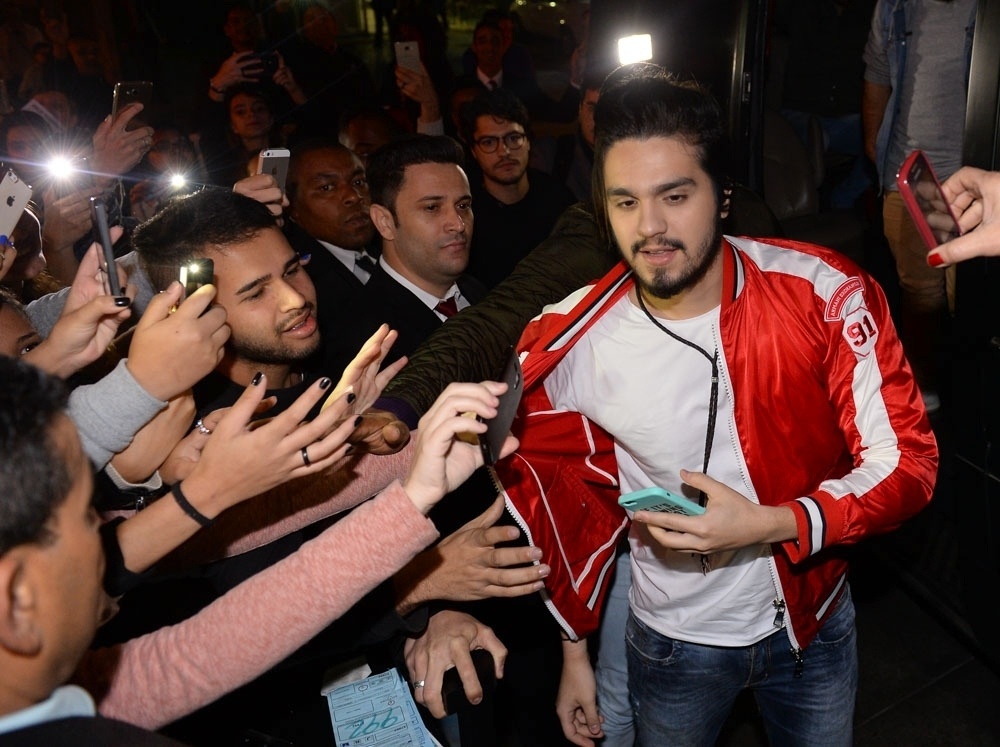 10.ago.2016 - Luan Santana é assediado ao chegar para o lançamento de seu novo DVD, "1977", em São Paulo - Francisco Cepeda/AgNews