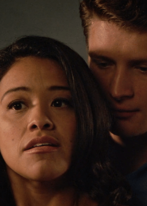 Jane (Gina Rodriguez) e Michael (Brett Dier) em cena de "Jane The Virgin"  - Divulgação/CW  - Divulgação/CW 
