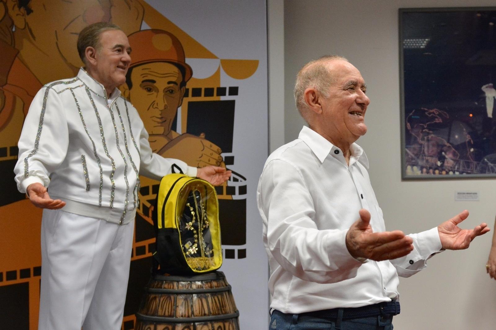 Renato Aragão posa ao lado de sua estátua de cera, inaugurada no Memorial da Devoção Nossa Senhora Aparecida, no interior de São Paulo - Vitor Mioto/Divulgação