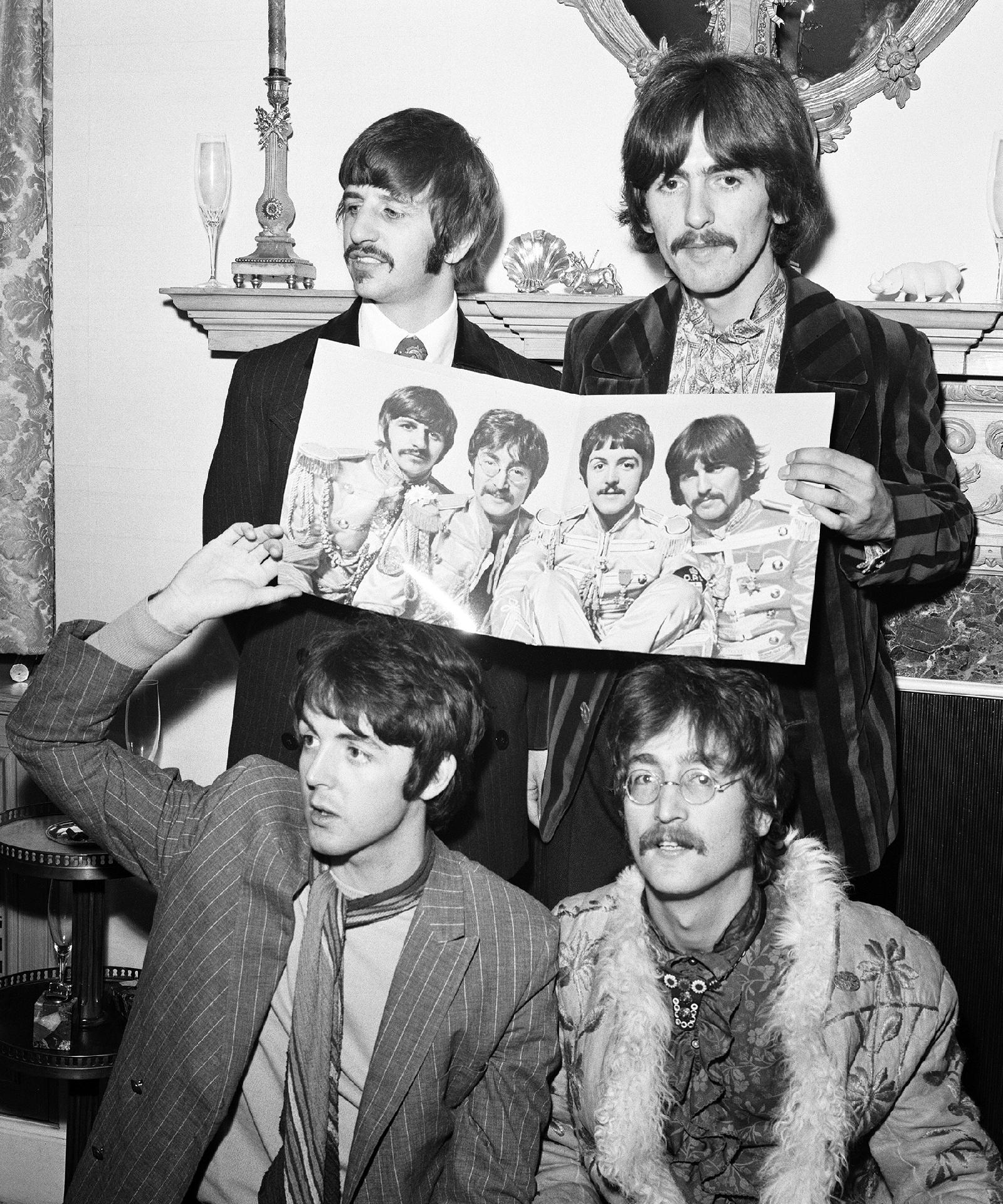 19.mai.1967 - Os Beatles celebram a finalização de seu oitavo álbum, "Sgt Pepper's Lonely Hearts Club Band", com uma entrevista coletiva na casa do empresário Brian Epstein, em Londres. O disco chegou às lojas no dia 1º de junho - Mirror Syndication International/Mirrorpix/Mirrorpix via Getty Images