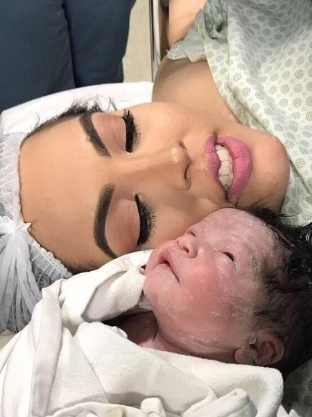 A engenharia civil Beatriz Amorim durante o nascimento de Sofia, sua segunda filha - Reprodução/Instagram/kamilafrancabeauty