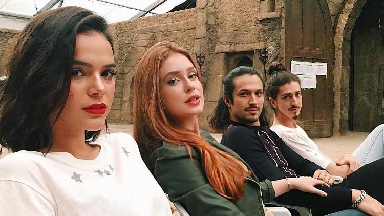 Em seu Instagram, Bruna posta fotos dos bastidores da trama medieval com os amigos de elenco Marina Ruy Barbosa, Rômulo Estrela e Johnny Massaro - Reprodução/Instagram - Reprodução/Instagram
