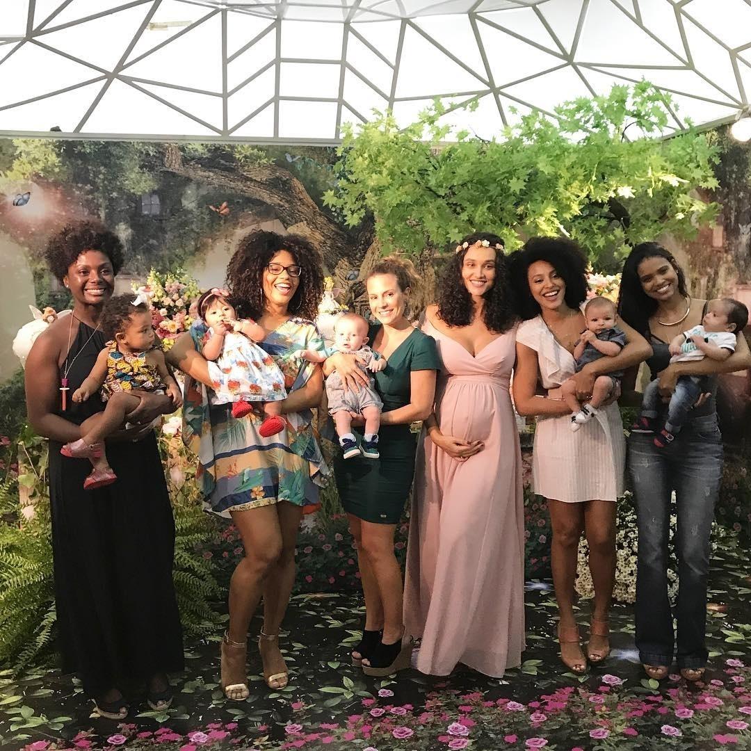 Baby Boom! A atriz Adriana Alves Anquier com a filha, Juliana Alves e a filha Yolanda, Maíra e o filho Gael, Sheron Menezzes e Aline Dias com os filhos - Reprodução/Instagram