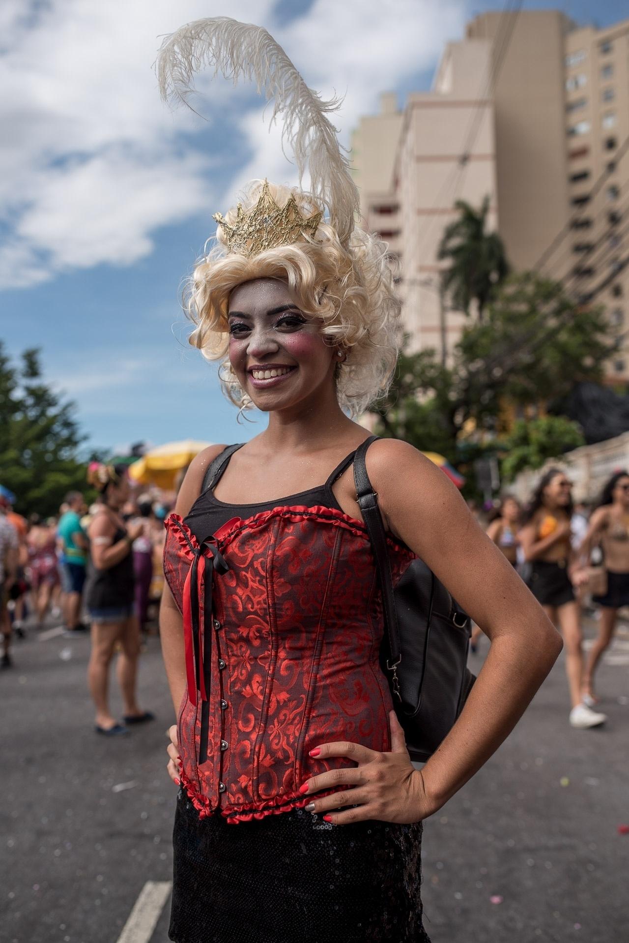 Em Belo Horizonte, o bloco Corte Devassa teve fantasias caprichadas e atraiu público de todas as idades - Nereu Jr/UOL