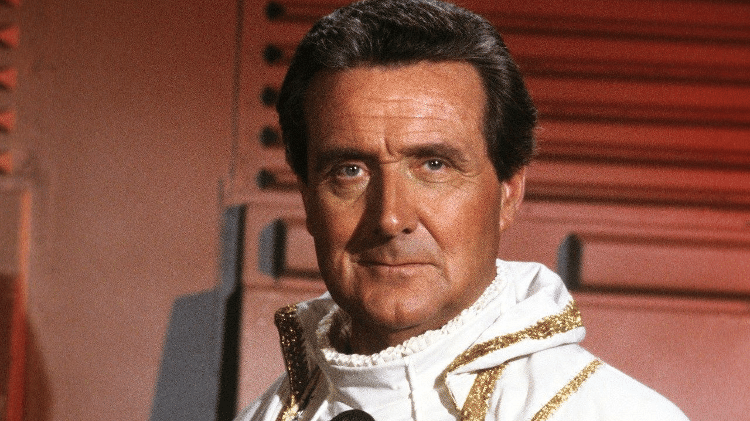 O ator Patrick Macnee em "Battlestar Galactica" - Reprodução - Reprodução