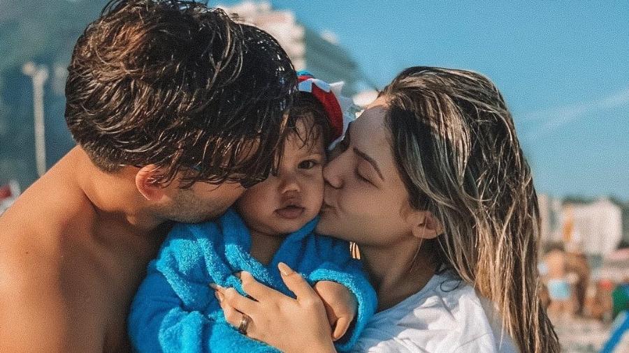 Jonathan Couto e Sarah Pôncio beijam o filho José - Reprodução/Instagram