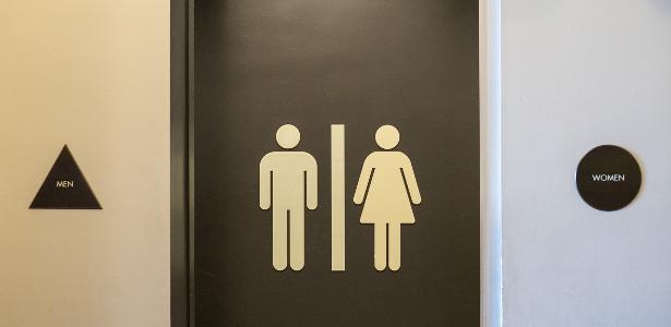 Faxineira obrigada a usar banheiro masculino em condomínio é indenizada