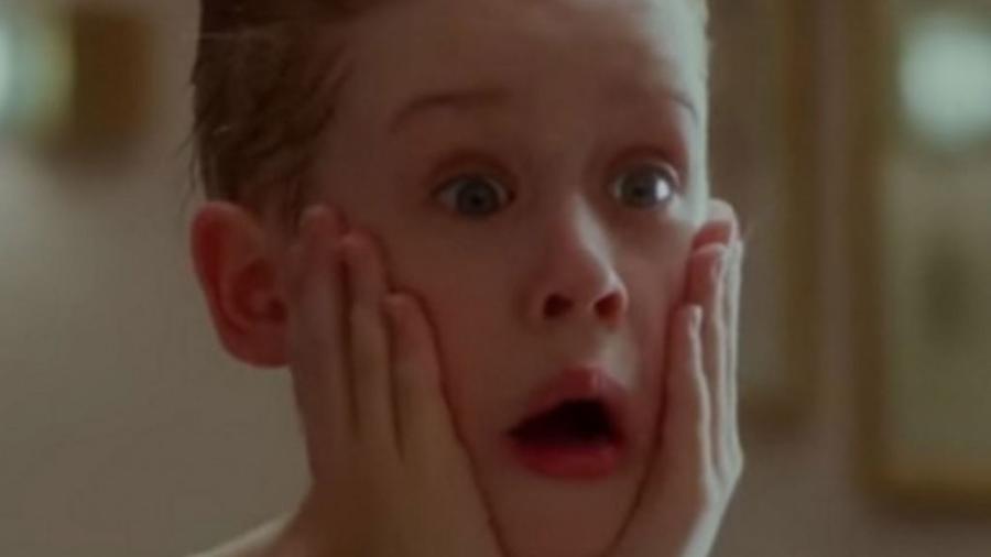 Macaulay Culkin em cena de "Esqueceram de Mim" (1990) - Reprodução