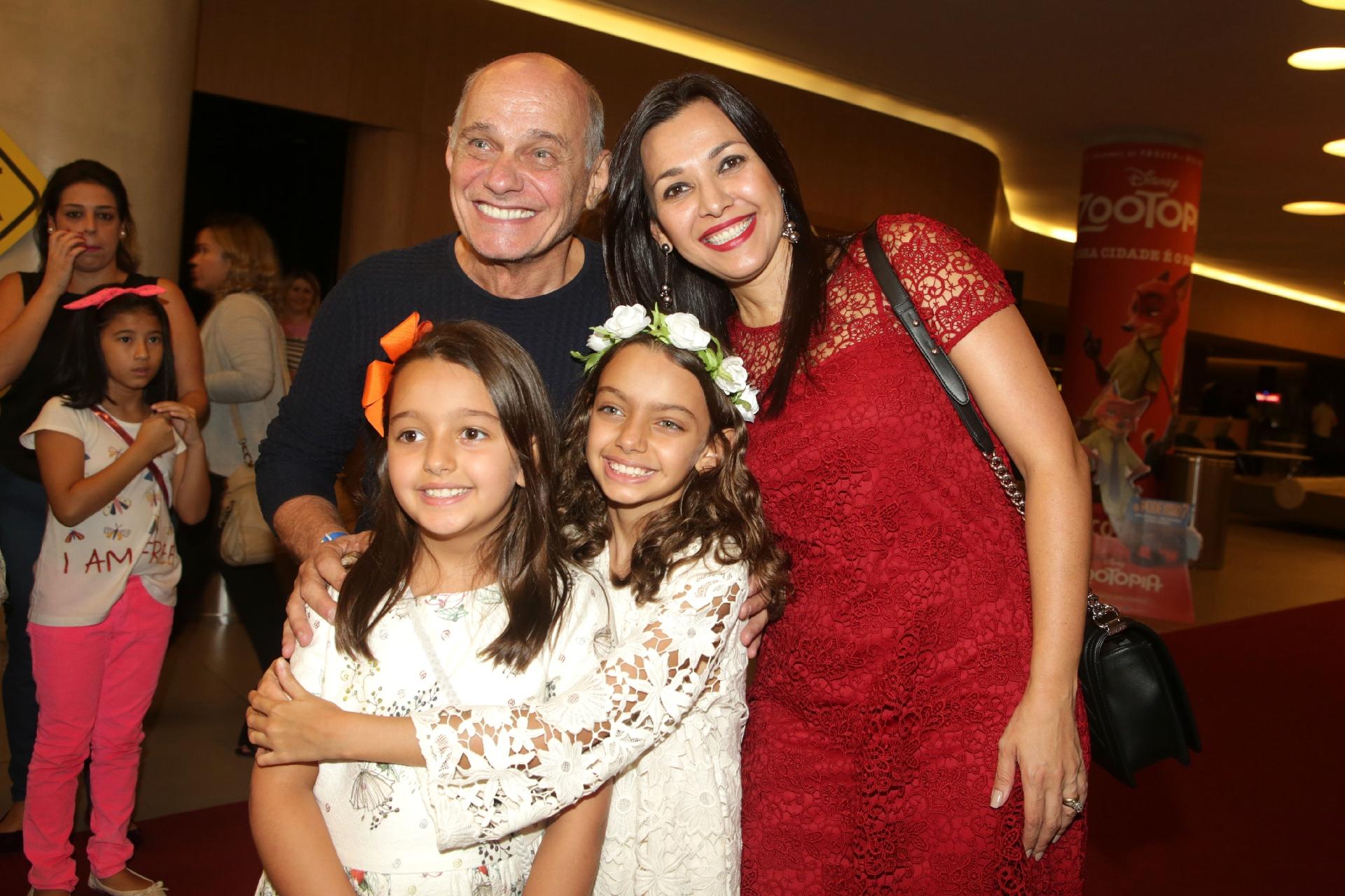 Ricardo Boechat com a mulher Veruska e as filhas Catarina e Valentina antes da estreia do filme de animação "Zootopia", no shopping JK' em abril de 2016 - Greg Salibian/Folhapress