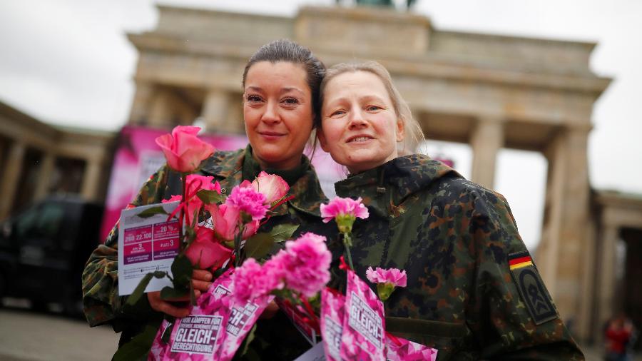 Mulheres das Forças Armadas da Alemanha distribuem flores no Dia Internacional das Mulheres - Reuters