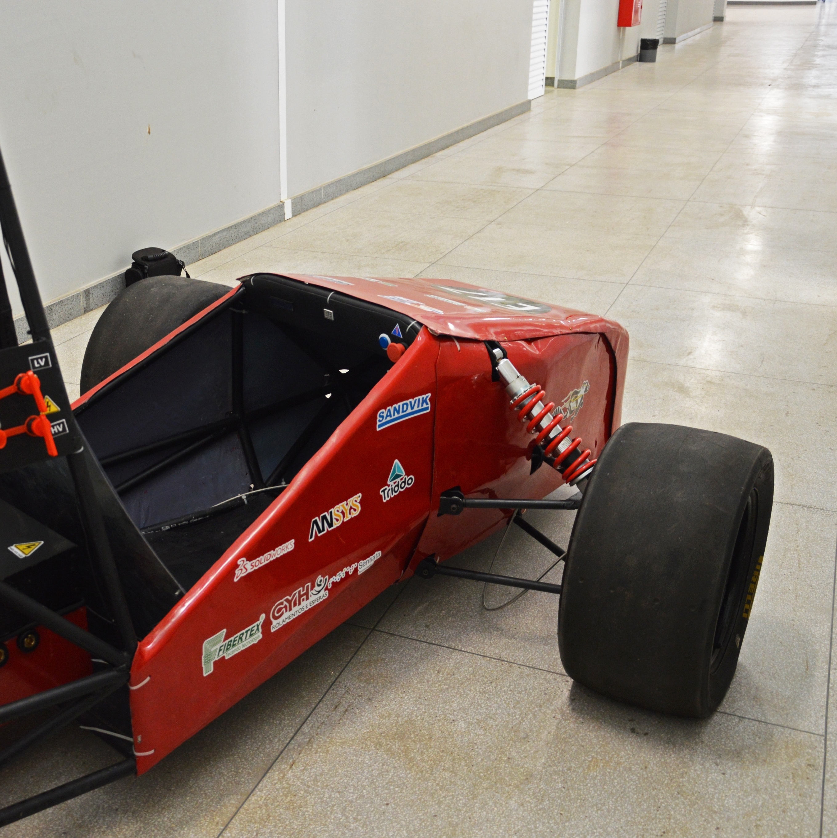 Estudantes desenvolvem carro de corrida elétrico com carregamento