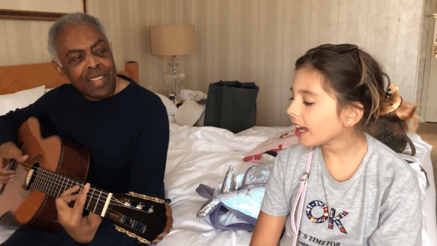 Gilberto Gil com a neta, Flor, em "jam session" caseira foi postada na rede social da família Gil - Reprodução/Facebook