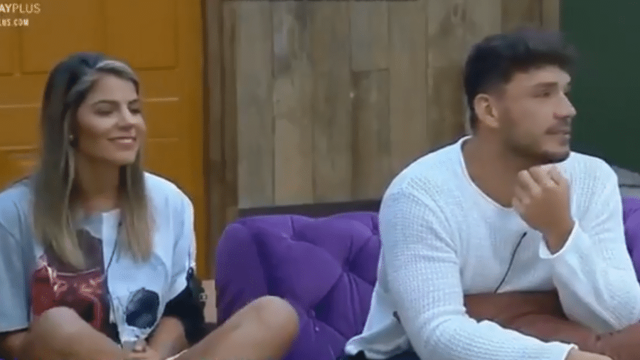 Hariany e Lucas assistem vídeos da cápsula do tempo - Reprodução/PlayPlus