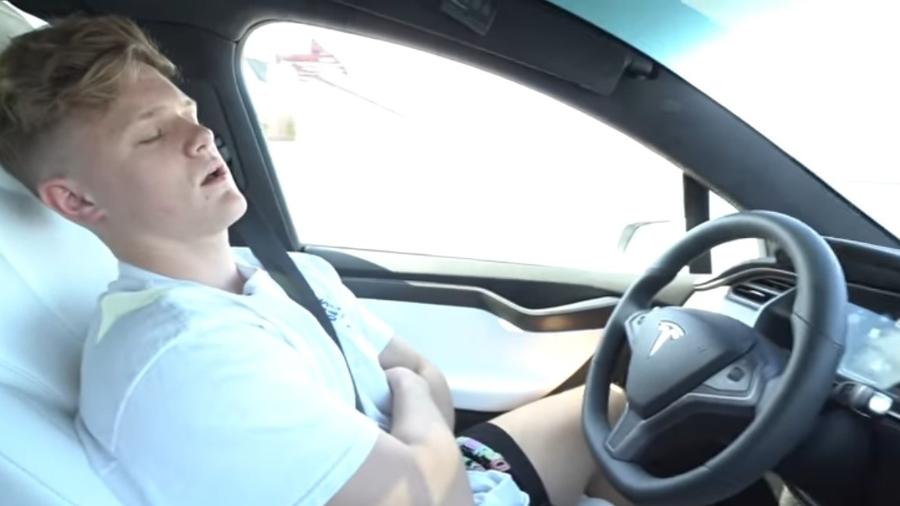 Youtuber viaja 2.000 km com Autopilot da Tesla - Reprodução
