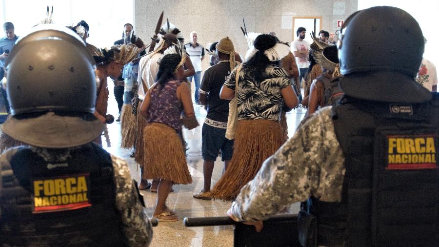 Soldados da Força Nacional de Segurança observam indígenas durante dança na entrada da Funai, em Brasília - Funai via BBC
