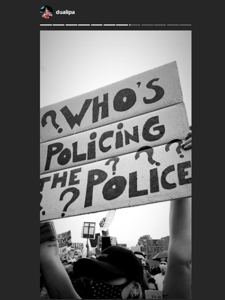 "Quem policia a polícia", diz o cartaz de Dua Lipa, que esteve em protesto hoje contra racismo estrutural - Reprodução/Instagram @dualipa