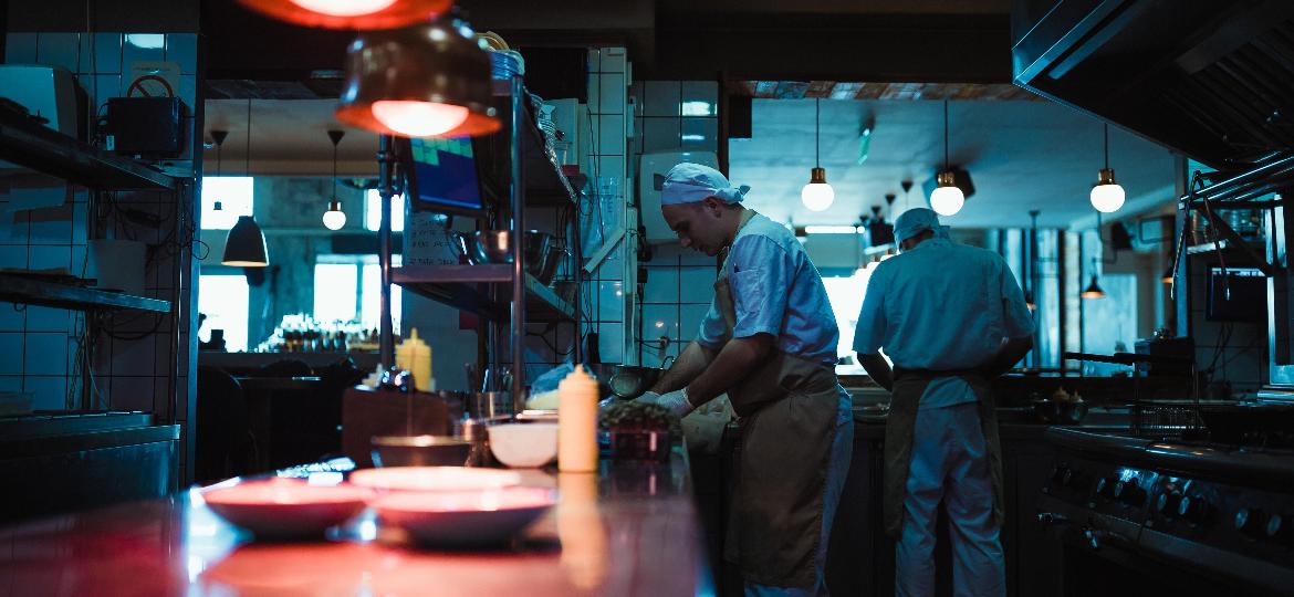 As cozinhas "fantasma", que só produzem alimentos para entrega, já representam um terço dos restaurantes no aplicativo mais utilizado no Brasil - Getty Images