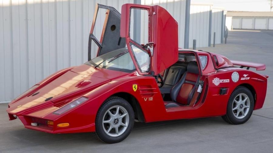 Pontiac Fiero ganha decoração de Ferrari e vai a leilão - Divulgação