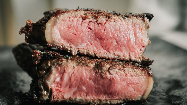 Carne bem selada: exterior levemente tostado e interior macio - Getty Images/Cavan Images RF - Getty Images/Cavan Images RF