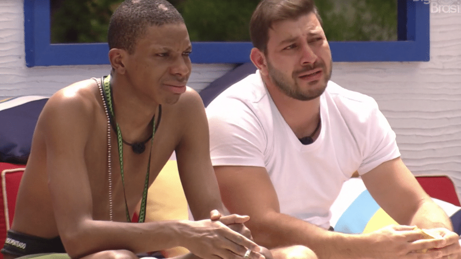 BBB 21: Lucas e Caio choram na piscina - Reprodução Globoplay