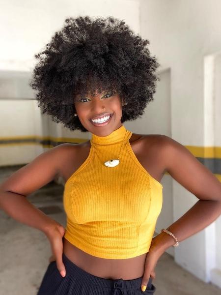 Kamilla Albino fala sobre liberdade dos crespos e como mulher negra tem direito de usar o cabelo que quiser - Reprodução/Instagram