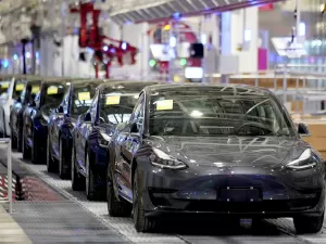 Tesla anuncia demissões em massa e reduz produção após vendas frustrantes