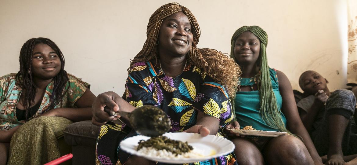 Prudence, do Congo, serve o Pondu, prato típico do seu país, para suas filhas Joana, Rozette e seu filho Joel   - Keiny Andrade/UOL