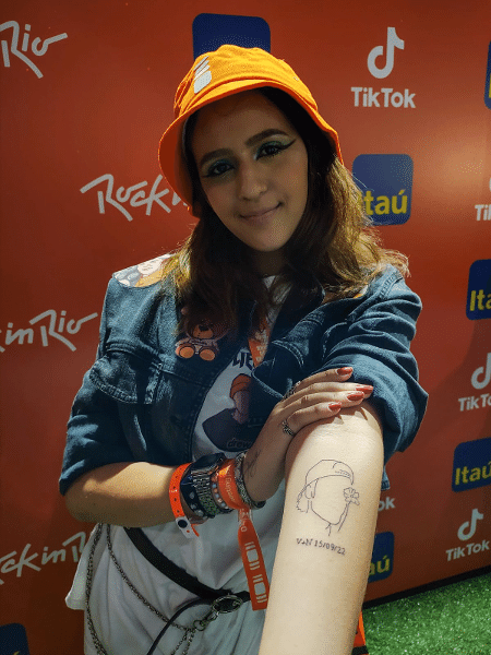 Victoria Sancman, fã que fez tatuagem com data do show em São Paulo - Filipe Pavão/Splash