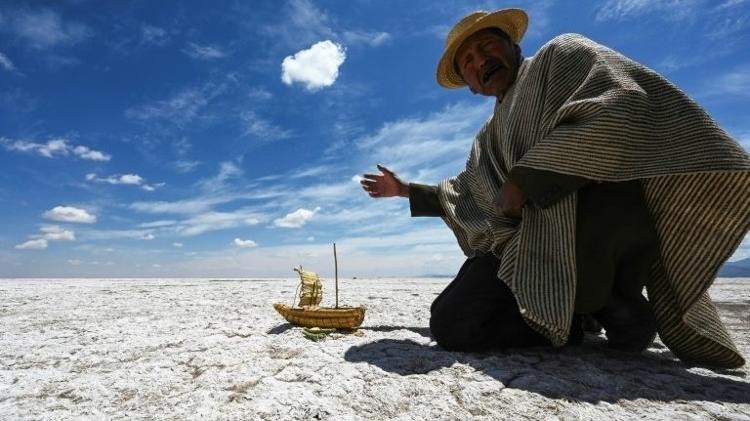 Félix Mauricio com o barco em miniatura que criou - AFP - AFP