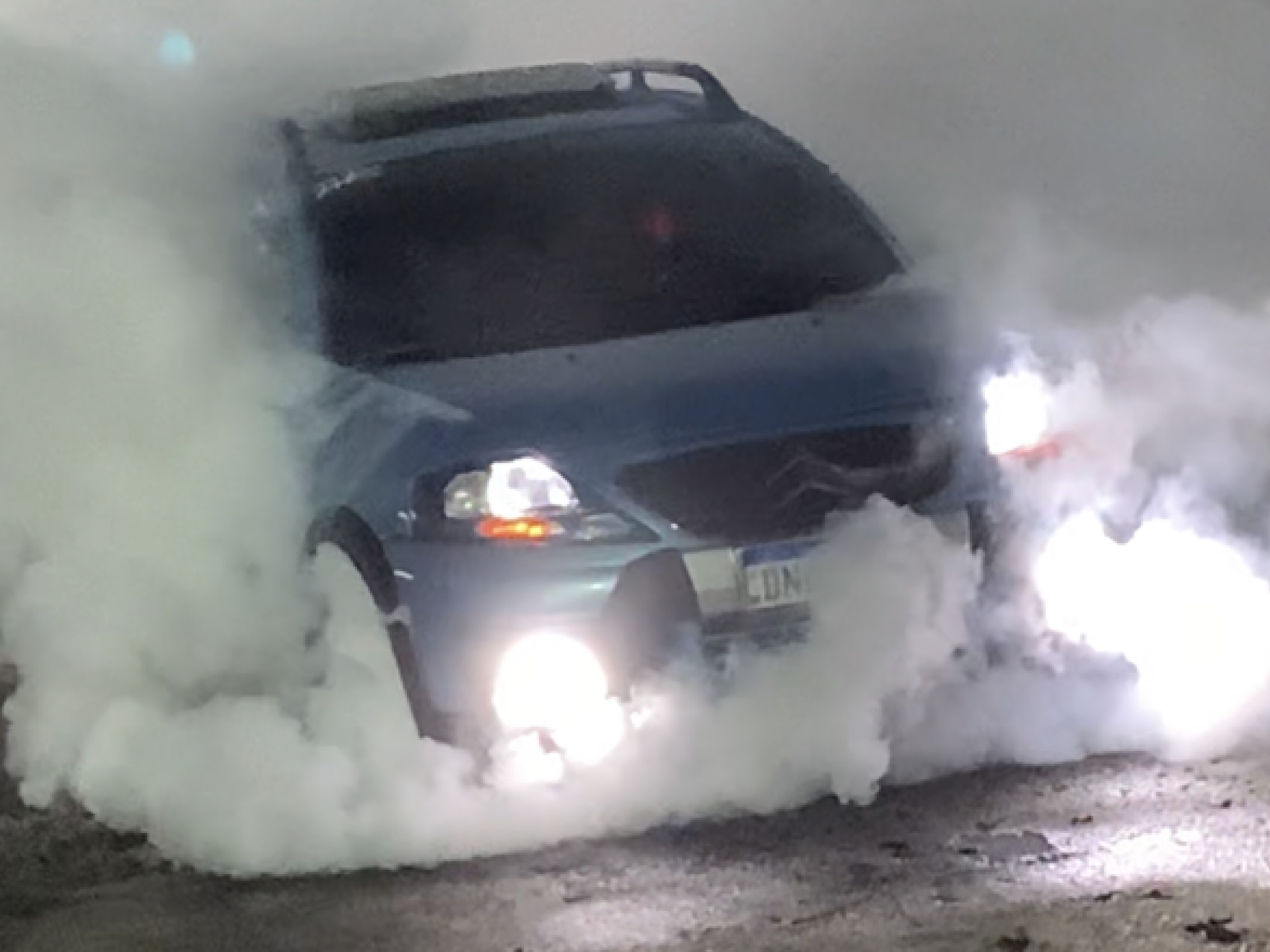 Carros Rebaixados – Cuidado, mantenha distância, veículo sujeito a ficar  enroscado em lombada.