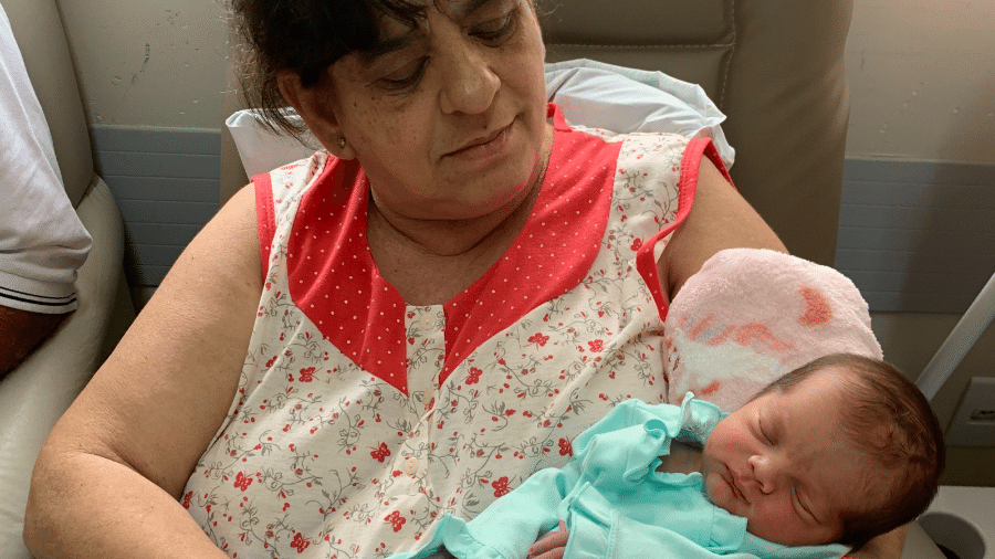 Vilma com sua filha recém-nascida no colo 