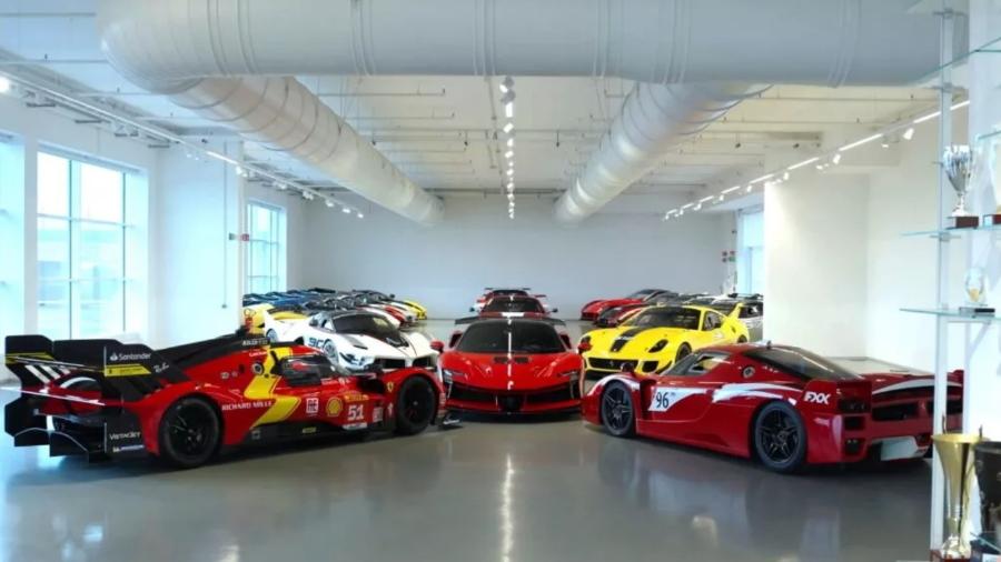 Garagem com modelos XX da Ferrari