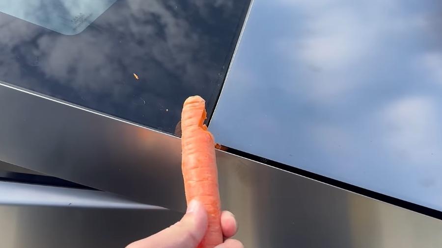 Cenoura é cortada por capô de Tesla Cybertruck