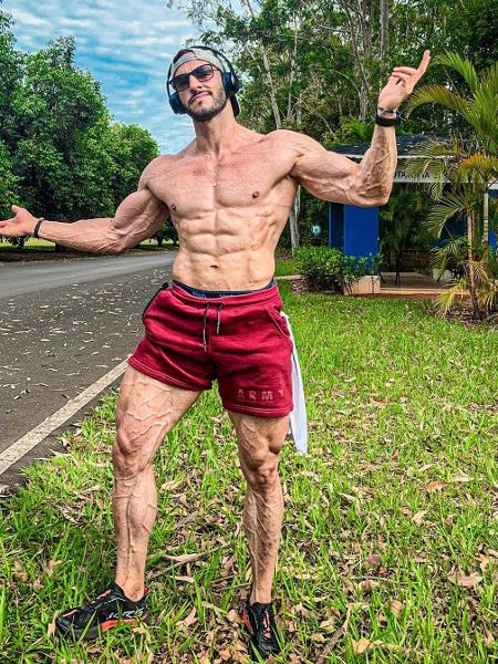 Marcelo Mendes, 36, assumiu o risco de tomar hormônios há quatro anos, ganhou 8 kg de massa magra e consegue fazer agachamentos com até 190 kg
